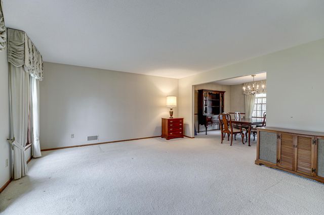 1721 Rhode Island Avenue N, Golden Valley, MN 55427