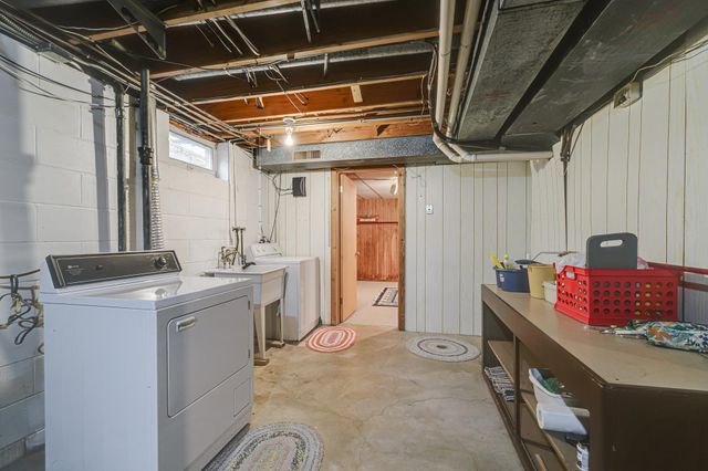1721 Rhode Island Avenue N, Golden Valley, MN 55427