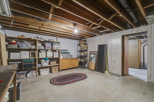 1721 Rhode Island Avenue N, Golden Valley, MN 55427