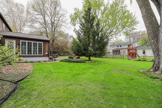 1721 Rhode Island Avenue N, Golden Valley, MN 55427