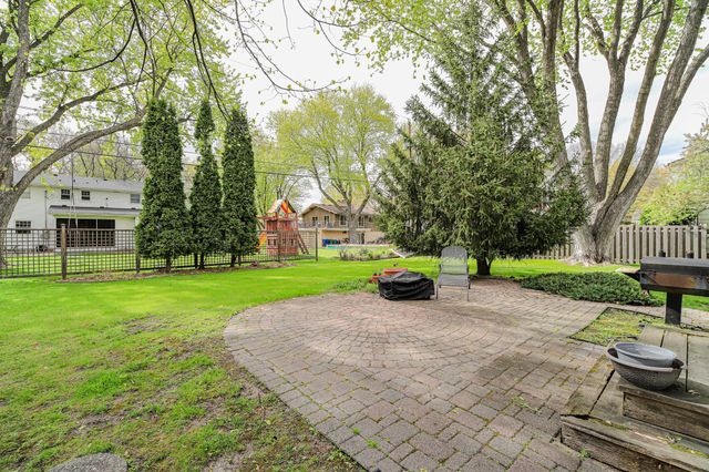 1721 Rhode Island Avenue N, Golden Valley, MN 55427