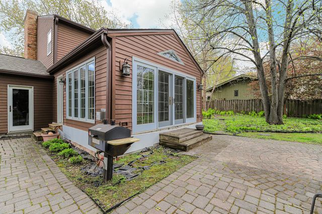 1721 Rhode Island Avenue N, Golden Valley, MN 55427