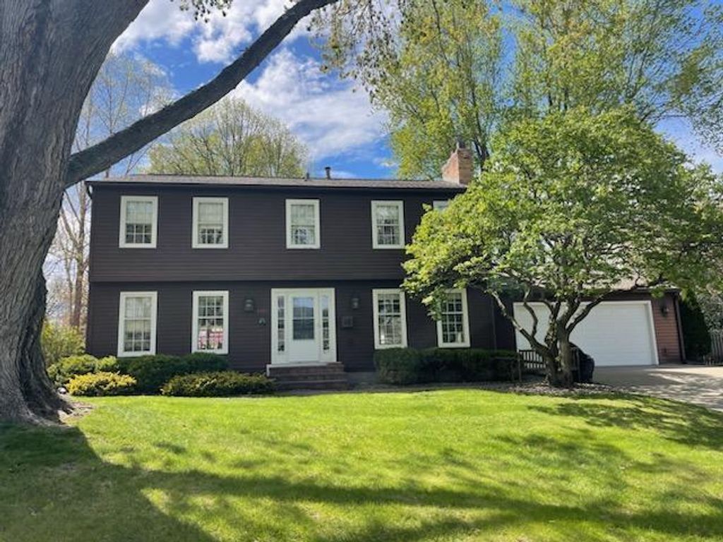 1721 Rhode Island Avenue N, Golden Valley, MN 55427
