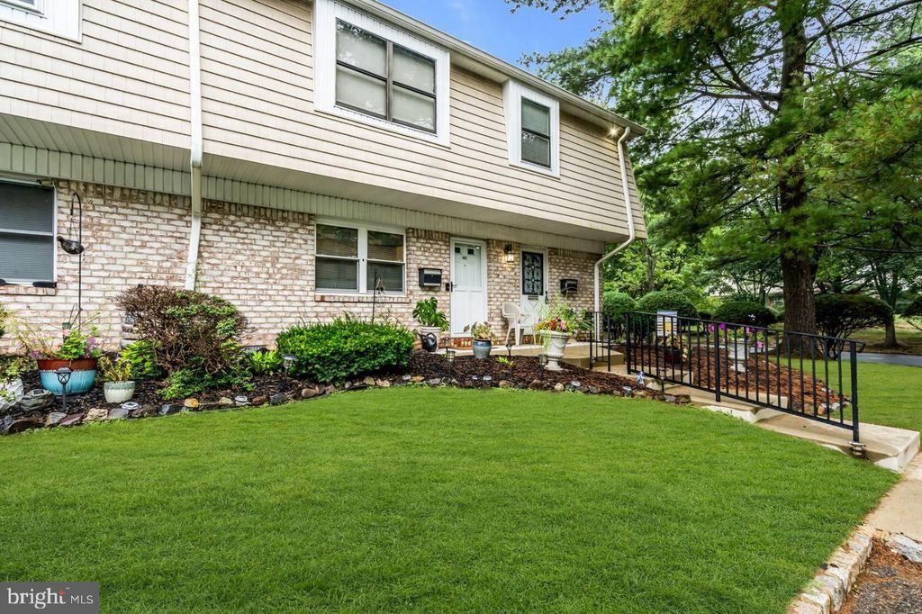 402 SILVER CT, Hamilton, NJ 08690 — exterior