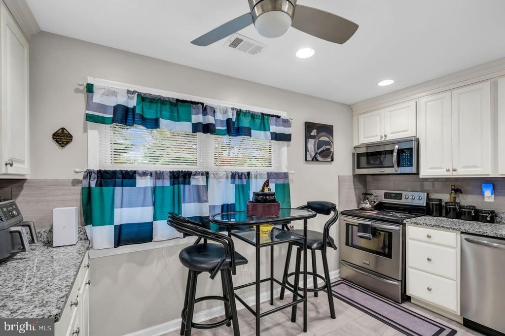 402 SILVER CT, Hamilton, NJ 08690 — photo 3