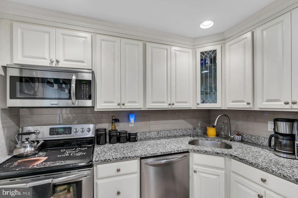 402 SILVER CT, Hamilton, NJ 08690 — photo 4