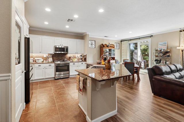 7560 Chatsworth Cir, Elk Grove, CA 95757