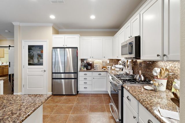 7560 Chatsworth Cir, Elk Grove, CA 95757