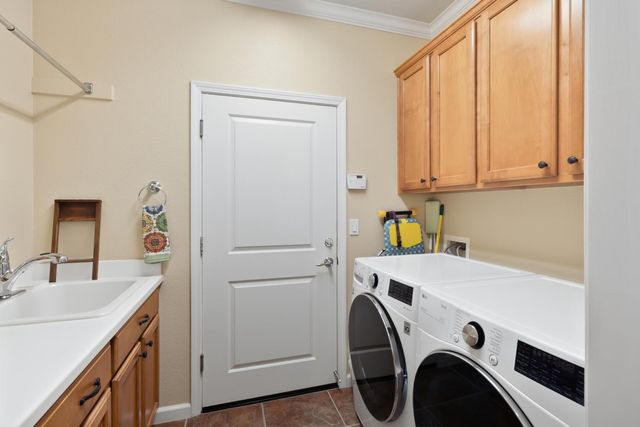 7560 Chatsworth Cir, Elk Grove, CA 95757