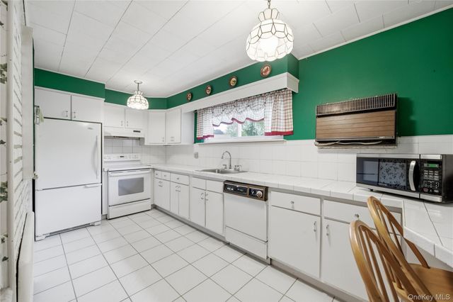 1733 Meadow Court, East Meadow, NY 11554
