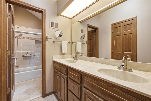 3812 W 79th Terrace, Prairie Village, KS 66208