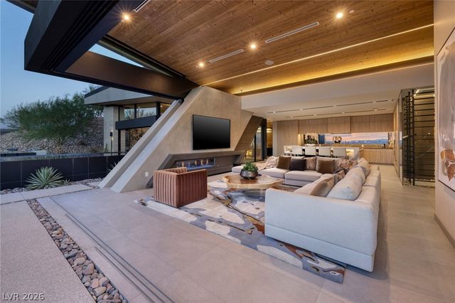 705 Dragon Peak Drive, Henderson, NV 89012