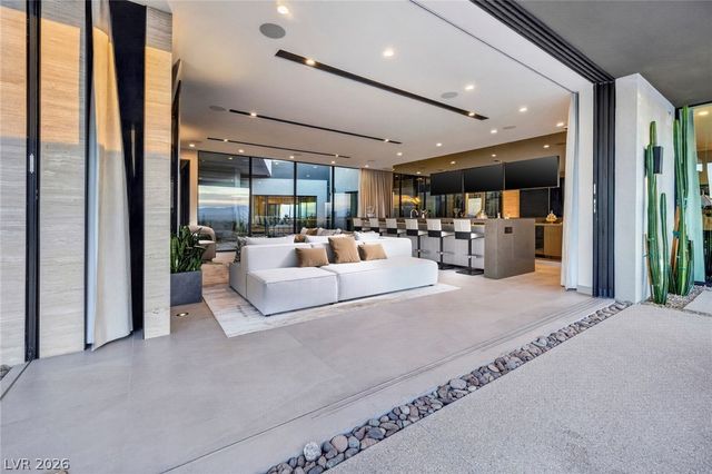 705 Dragon Peak Drive, Henderson, NV 89012