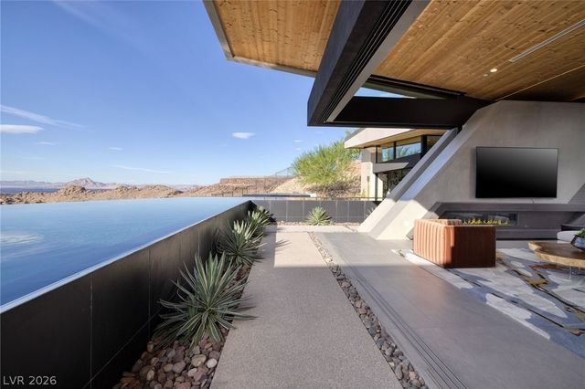 705 Dragon Peak Drive, Henderson, NV 89012