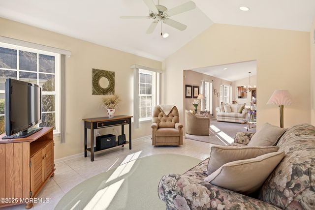 11 Schoolhouse Lane, Lakewood, NJ 08701