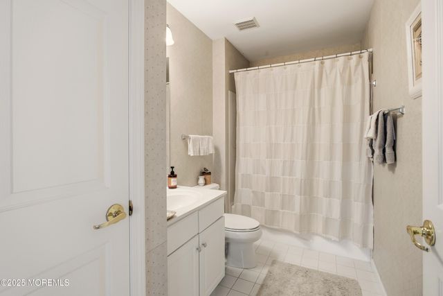 11 Schoolhouse Lane, Lakewood, NJ 08701