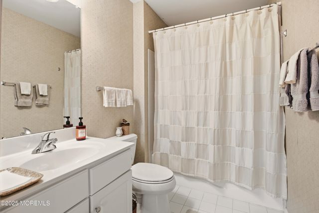 11 Schoolhouse Lane, Lakewood, NJ 08701