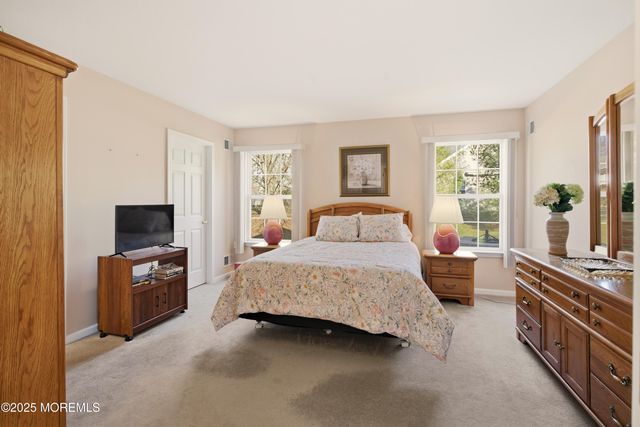 11 Schoolhouse Lane, Lakewood, NJ 08701