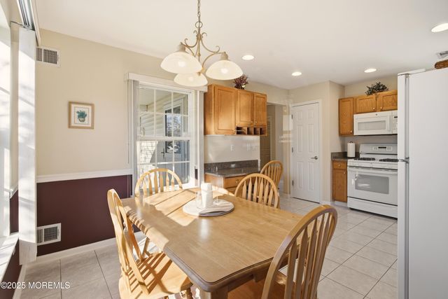 11 Schoolhouse Lane, Lakewood, NJ 08701