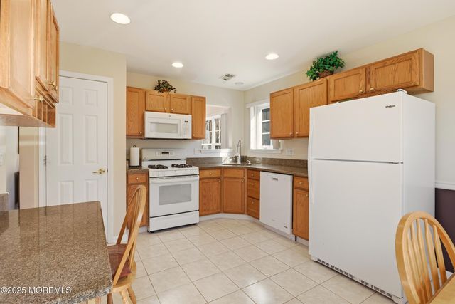 11 Schoolhouse Lane, Lakewood, NJ 08701