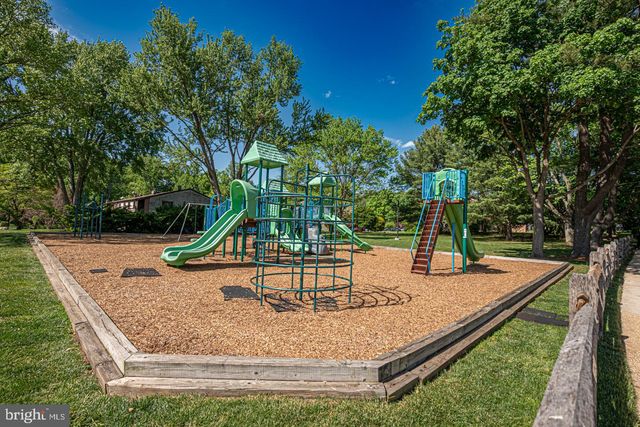239 BISHOP DR, Aston, PA 19014
