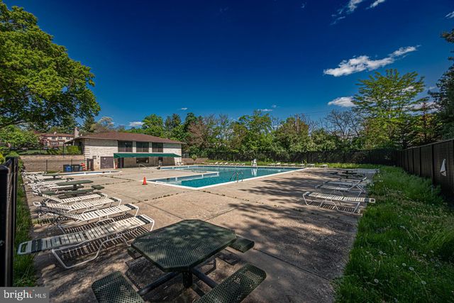 239 BISHOP DR, Aston, PA 19014