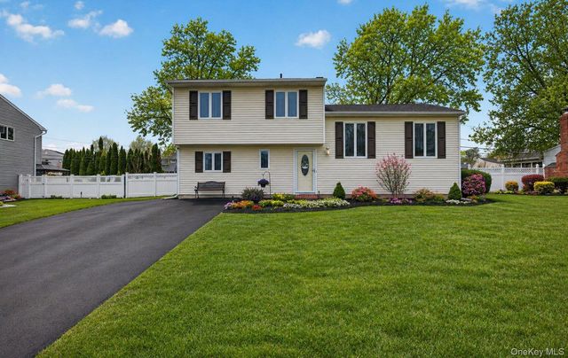 92 Nimbus Road, Holbrook, NY 11741