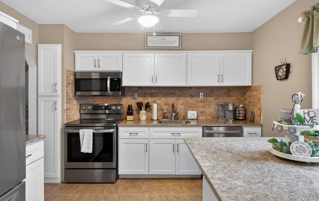 92 Nimbus Road, Holbrook, NY 11741