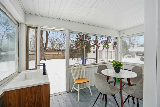 18 Edna Avenue, Pontiac, MI 48341