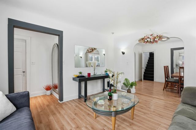 18 Edna Avenue, Pontiac, MI 48341