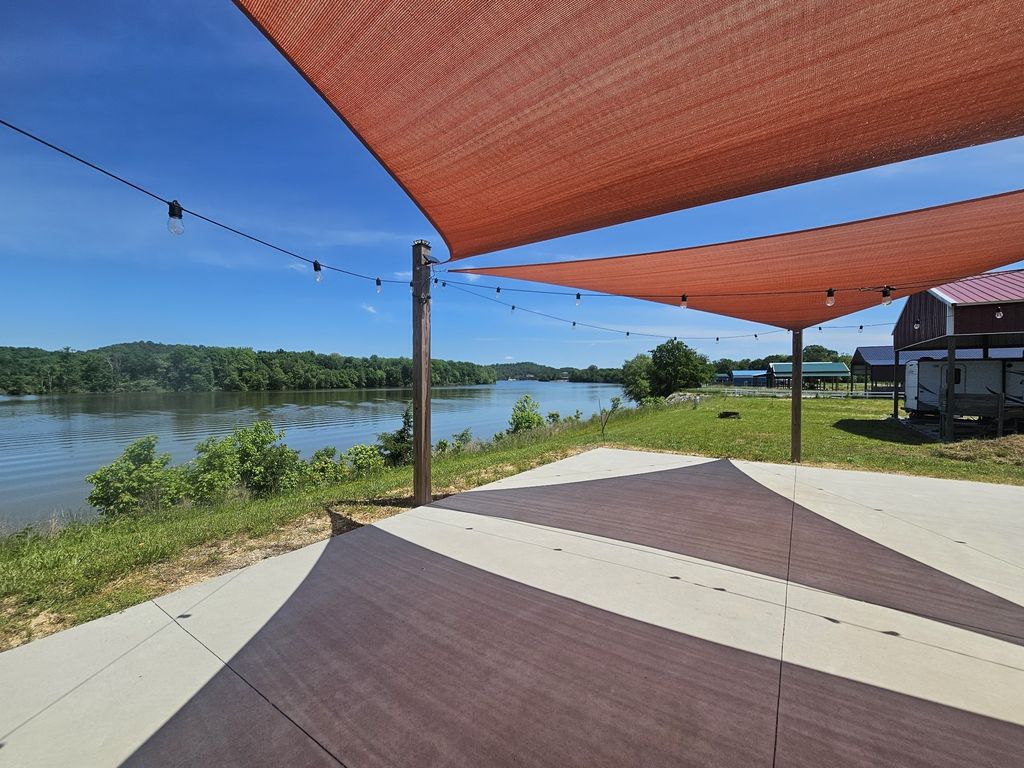 2607 Hardin Bottom River Rd, Clifton, TN 38425