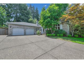 2038 MORNING VIEW Dr, Eugene, OR 97405