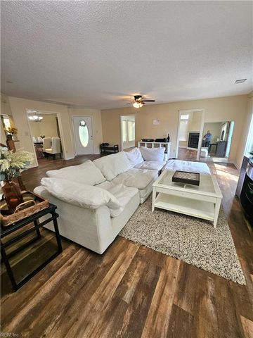 327 Esplanade PL, Chesapeake, VA 23320