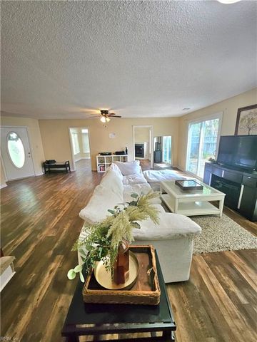 327 Esplanade PL, Chesapeake, VA 23320