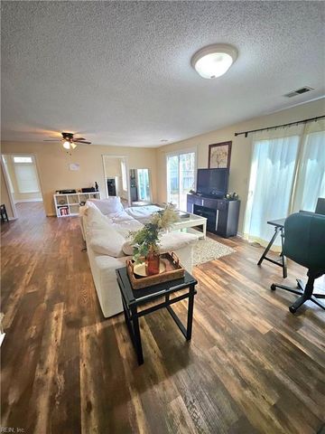 327 Esplanade PL, Chesapeake, VA 23320