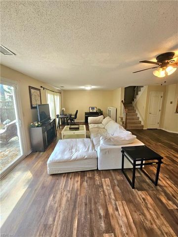 327 Esplanade PL, Chesapeake, VA 23320