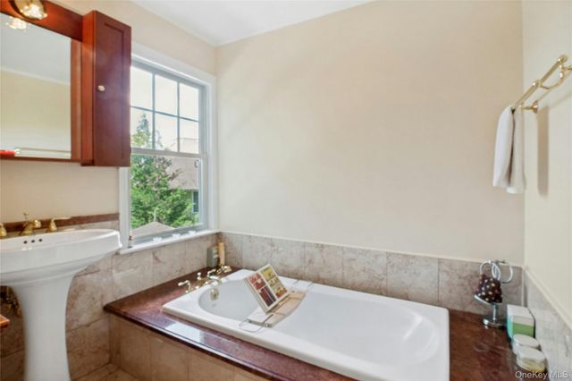 11 Sarven Court, Tarrytown, NY 10591