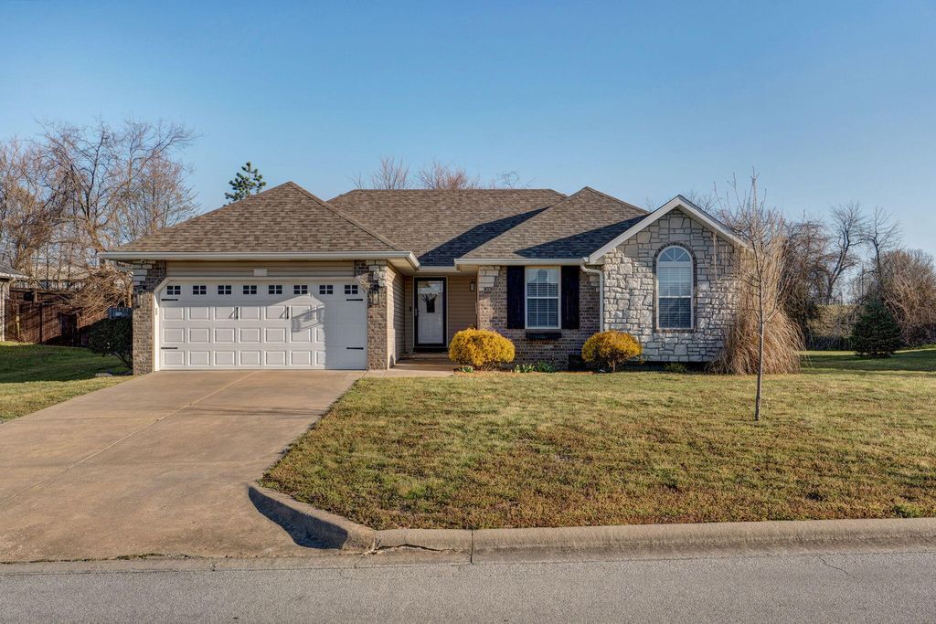 1109 W Scenic Hills Drive, Nixa, MO 65714
