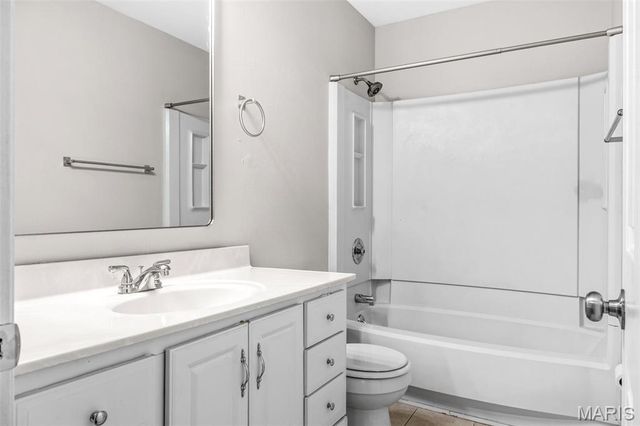 9137 North Swan Circle, St Louis, MO 63144