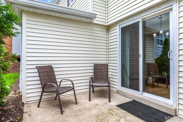9137 North Swan Circle, St Louis, MO 63144