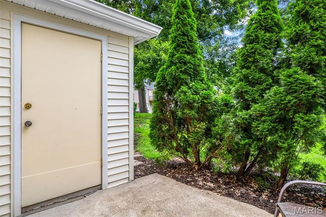 9137 North Swan Circle, St Louis, MO 63144