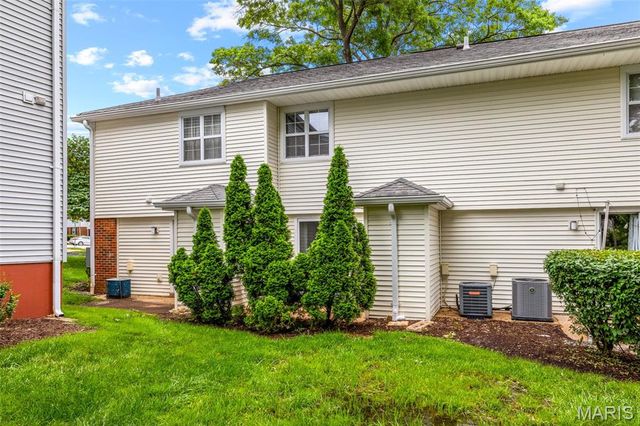 9137 North Swan Circle, St Louis, MO 63144
