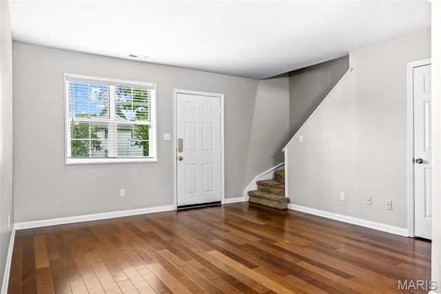 9137 North Swan Circle, St Louis, MO 63144