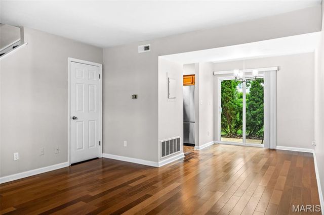 9137 North Swan Circle, St Louis, MO 63144