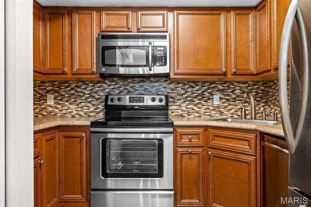 9137 North Swan Circle, St Louis, MO 63144