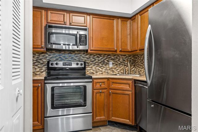 9137 North Swan Circle, St Louis, MO 63144