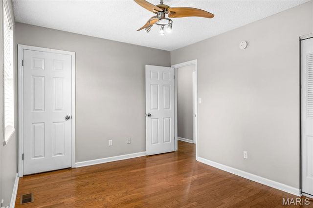 9137 North Swan Circle, St Louis, MO 63144