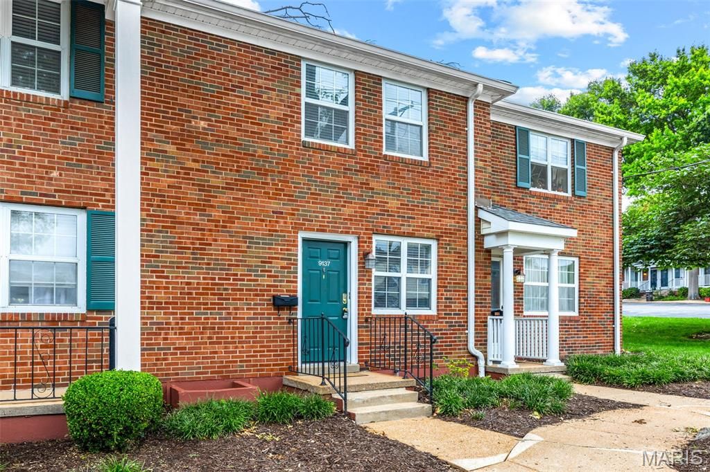 9137 North Swan Circle, St Louis, MO 63144