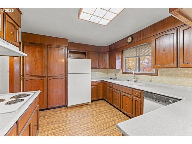 15690 S CARUS Rd, Oregon City, OR 97045