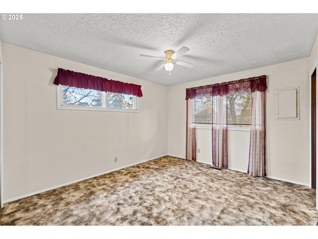 15690 S CARUS Rd, Oregon City, OR 97045